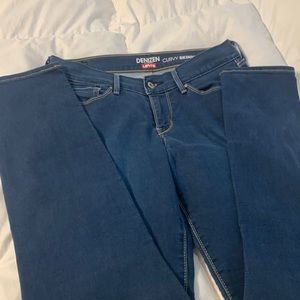 Levi curvy  skinny jeans ☘️HP☘️